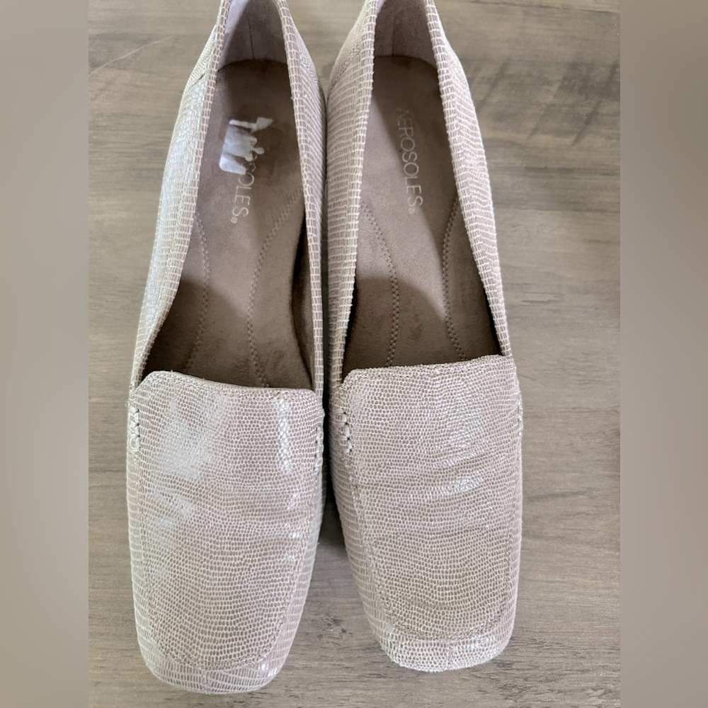 Aerosoles slip on magical power shoes kitten heels, size 8 mink beige leather.